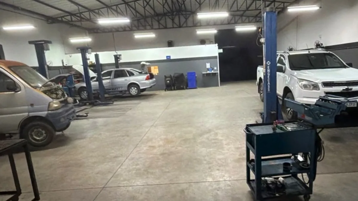 Visão geral do galpão da Auto Mecânica Santa Cruz