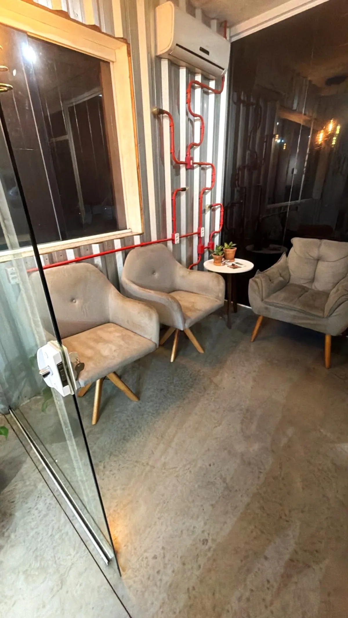 Sala de espera com poltronas para o cliente